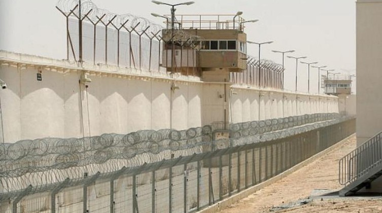 نادي الأسير يوضح ما جرى في سجن النقب الصحراوي