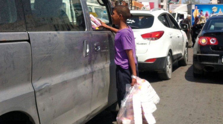 شوارع غزة تمتلئ بالأطفال للعمل وليس للعب!