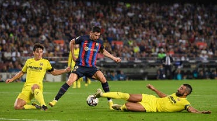 برشلونة يكتسح بلباو ويواصل مطاردة ريال مدريد في الدوري الإسباني