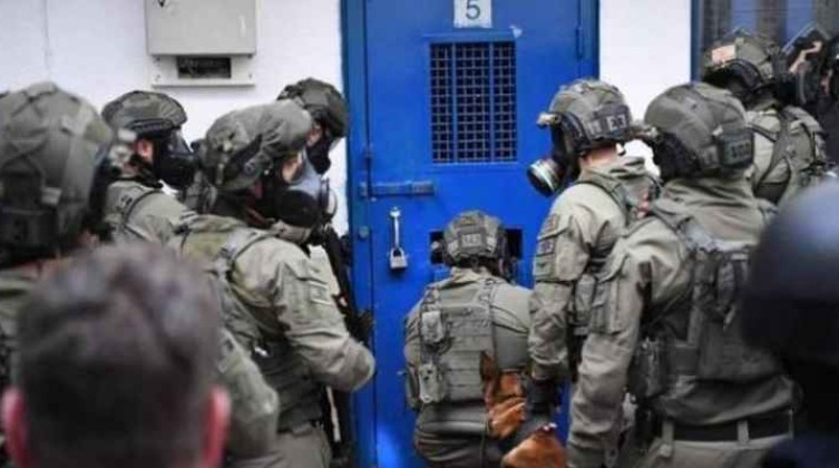 قوات القمع تقتحم سجن "عوفر"