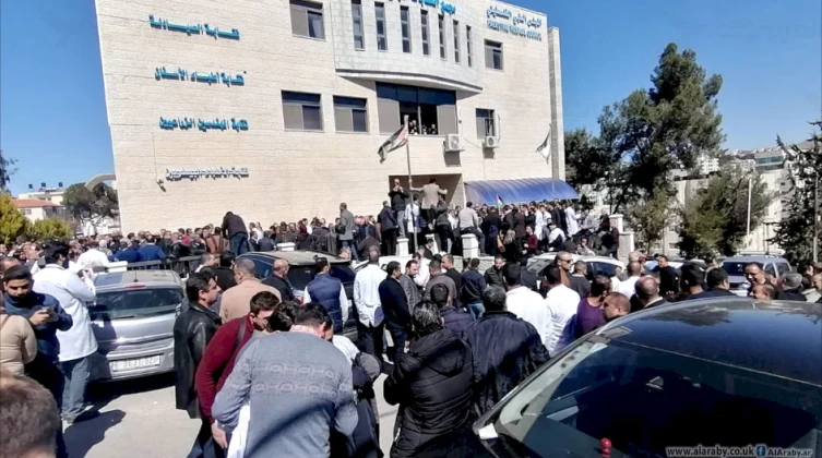 نقابة الاطباء تستجيب لوساطة حركة فتح لتأجيل اضرابها