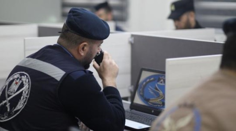 الجرائم الالكترونية بغزة  تضبط 20 هاتفاً خلوياً مسروقاً