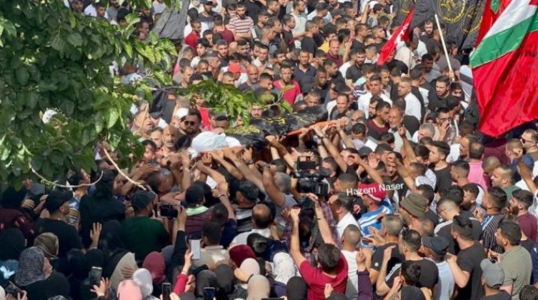 القدس المحتلة: أهالي المدينة يُشيعون جثمان الشهيد فايز دمدوم