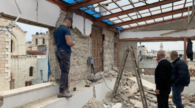 الاحتلال يجبر مقدسيًا على هدم منزله في جبل المكبر