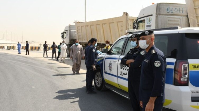 صورة: الكويت ترحل مصريا بسبب مخالفة مرورية !