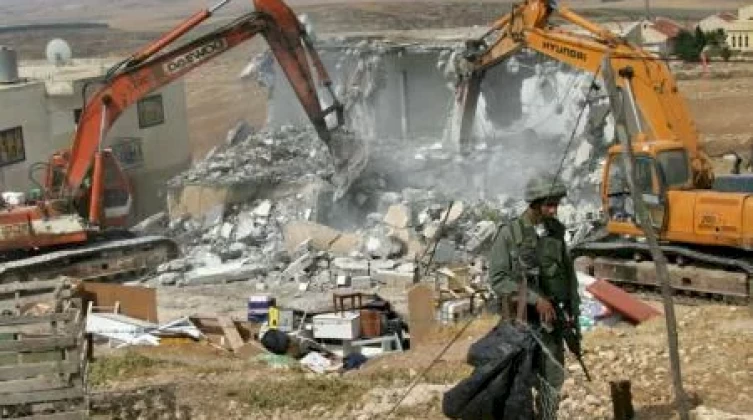 الاحتلال يهدم منزلا قيد الانشاء ويعتقل مواطنين شرق الخليل