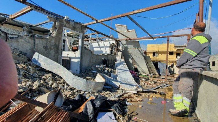 الاحتلال يُجبر مواطنًا على هدم منزله شرقي القدس