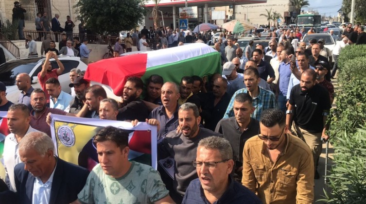 بالصور: غزة: تشييع جثمان فاطمة البرناوي أول أسيرة في الثورة الفلسطينية