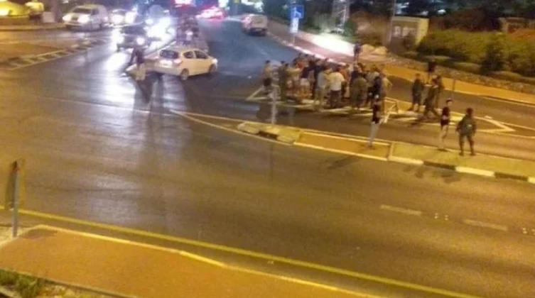 مستوطنون يهاجمون مركبات المواطنين على مدخل البيرة الشمالي