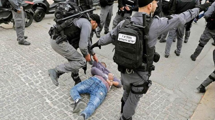 شؤون الأسرى: قوات  الاحتلال تتفنن بتعذيب الشبان أثناء اعتقالهم