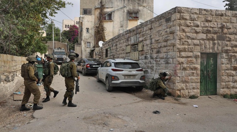 بالصور: قوات الاحتلال تقتحم بلدة حارس وتحاصر منزل عائلة منفذ عملية أريئيل