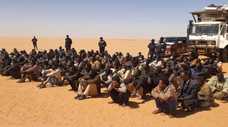 السلطات الليبية ترحّل أول دفعة مهاجرين غير نظاميين برّا
