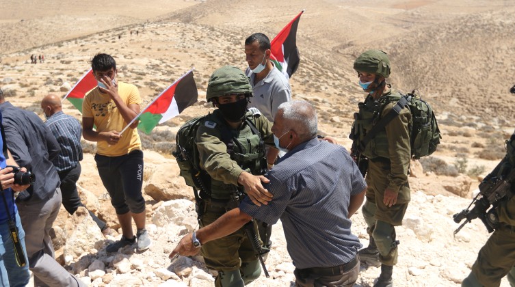 قوات الاحتلال تعتدي على عائلة في الخليل