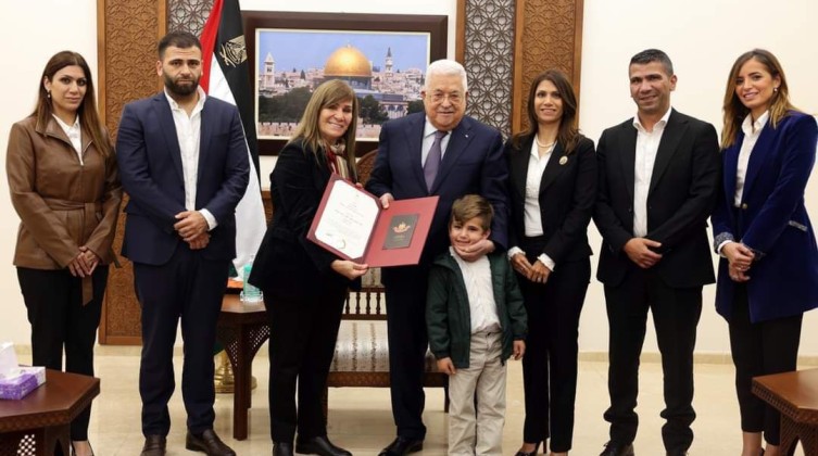بالصور: الرئيس عباس يمنح الراحل صائب عريقات نجمة الشرف من الدرجة العليا