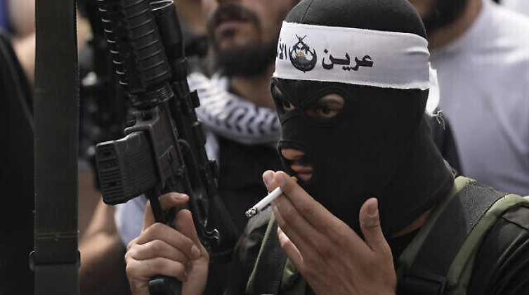 "عرين الأسود" تعلن استهداف المستوطنين في منطقة قبر يوسف