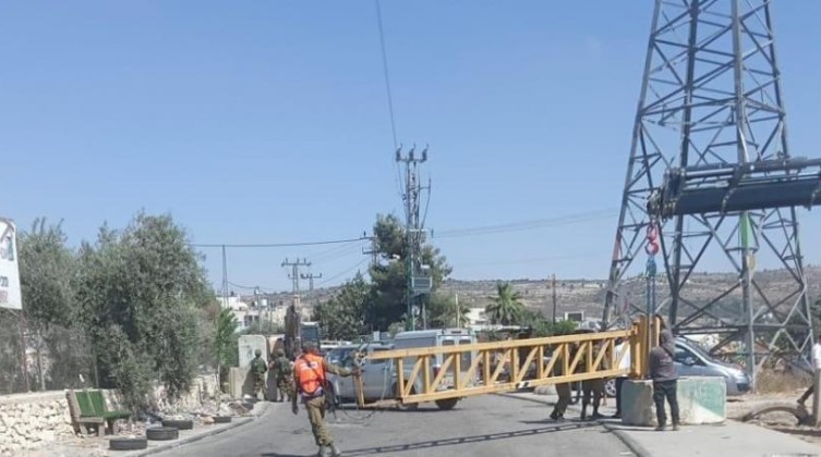 الاحتلال ينصب بوابة حديدية في المنطقة الجنوبية من الخليل