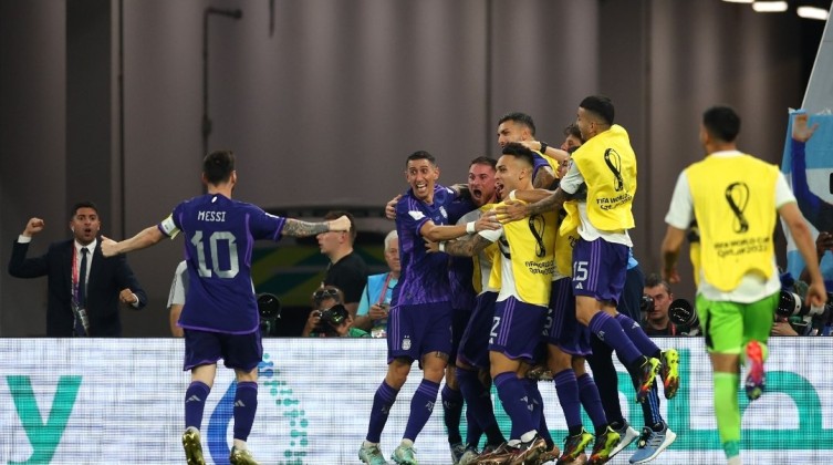 شاهد- الأرجنتين يقهر بولندا بثنائية وتُرافقها لدور الستة عشر لكأس العالم