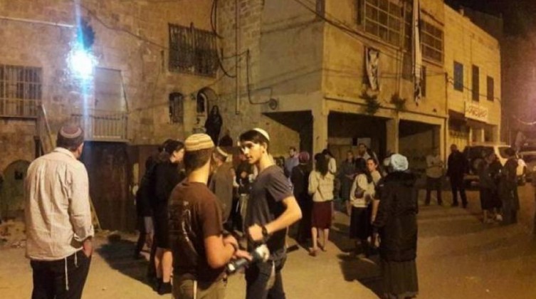 مستوطنون يعتدون على مركبات ومنازل الفلسطينيين في الخليل