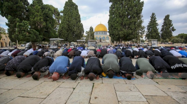 50 ألف مصلٍ أدوا صلاة الجمعة في "الأقصى"