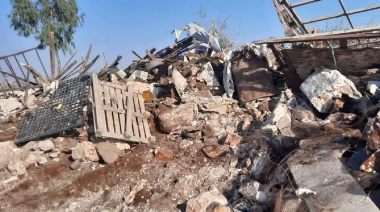 بالصور: الاحتلال يهدم غرفة زراعية وبركساً غرب سلفيت