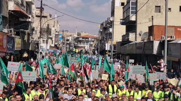 مئات الأردنيين يخرجون بمسيرة في وسط عمّان تضامنا مع فلسطين