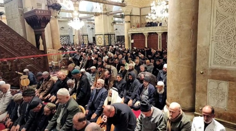 بالفيديو والصور: آلاف المواطنين يلبون نداء "الفجر العظيم" في المسجد الأقصى