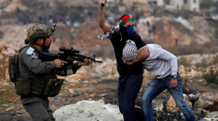 قوات خاصة إسرائيلية تعتقل فلسطينيين على حاجز "زعترة"
