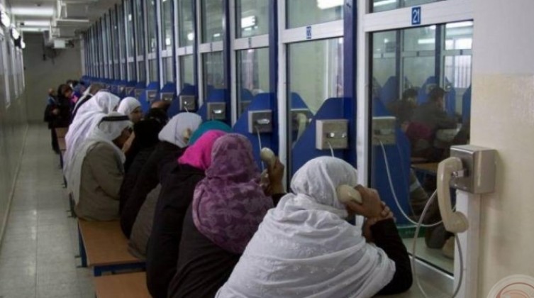 الاحتلال يعتقل والدة أسير من قباطية خلال زيارتها لنجلها