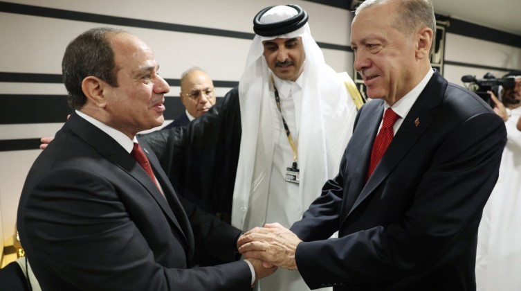 أردوغان يصافح السيسي على هامش افتتاح مونديال قطر