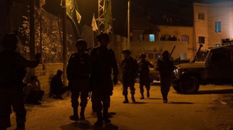 جيش الاحتلال يعتقل 4 مواطنين من رام الله
