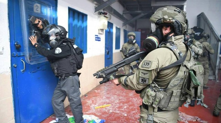 سجانو الاحتلال يعتدون على معتقلين في محكمة "عوفر"