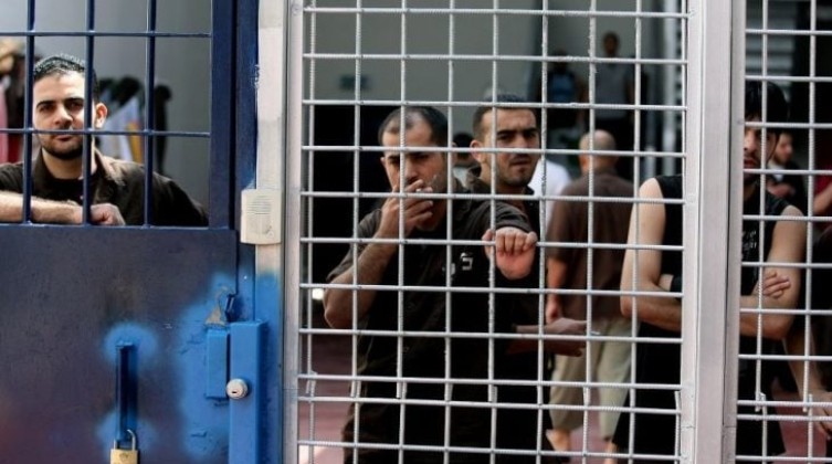 توتر بين صفوف الأسرى في سجني "النقب" و"عوفر"