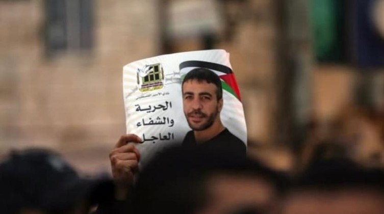 الأسير أبو حميد لم يتمكن من إتمام زيارة عائلته بسبب آلامه الحادة