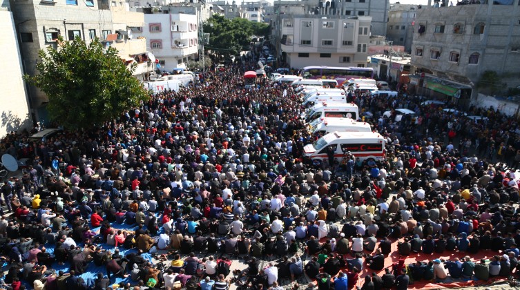 بالفيديو: عشرات الآلاف يشيعون ضحايا حريق عائلة أبو ريا في مخيم جباليا