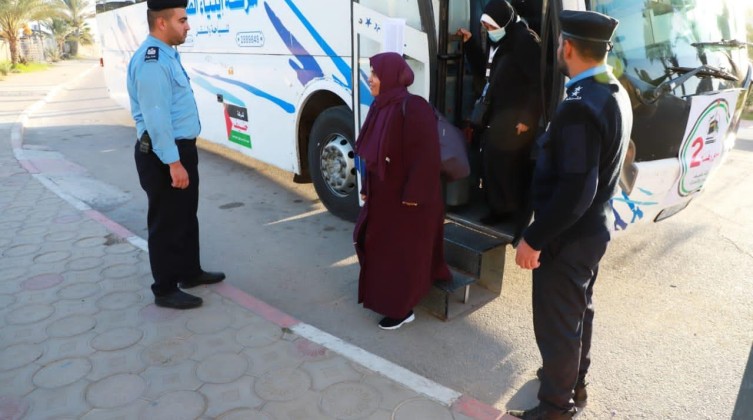 بالصور: مغادرة الفوج الثاني من معتمرين غزة عبر معبر رفح البري