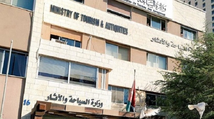 السياحة والآثار تعلن بدء سريان الترخيص لنظام الفلل السياحية رقم (25) لسنة 2021