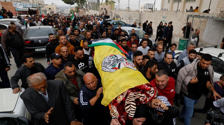 الخليل تشيع جثمان الشهيدة الطفلة فلة المسالمة