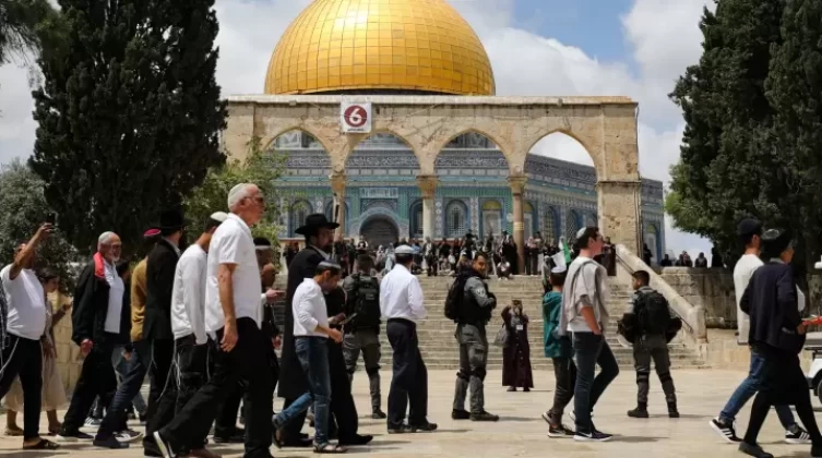 152 مستوطنًا يقتحمون باحات المسجد الأقصى