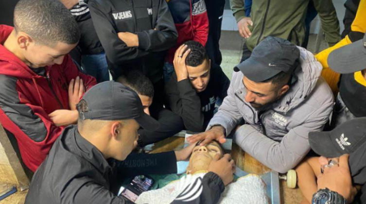 بالصور: أهالي مخيم بلاطة يُشيعون جثمان الشهيد مهدي حشاش