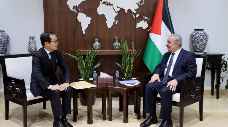 اشتية يلتقى بالسفير الياباني الجديد لدى فلسطين