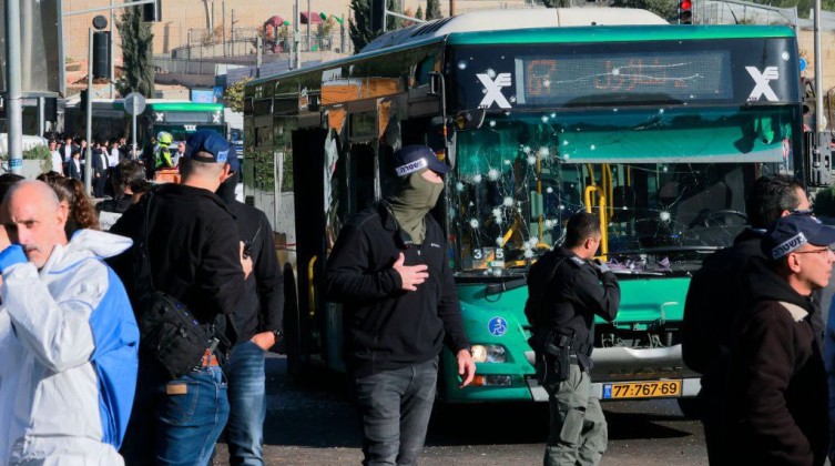 بالفيديو والصور: قتيل وإصابات خطيرة بانفجارين في القدس