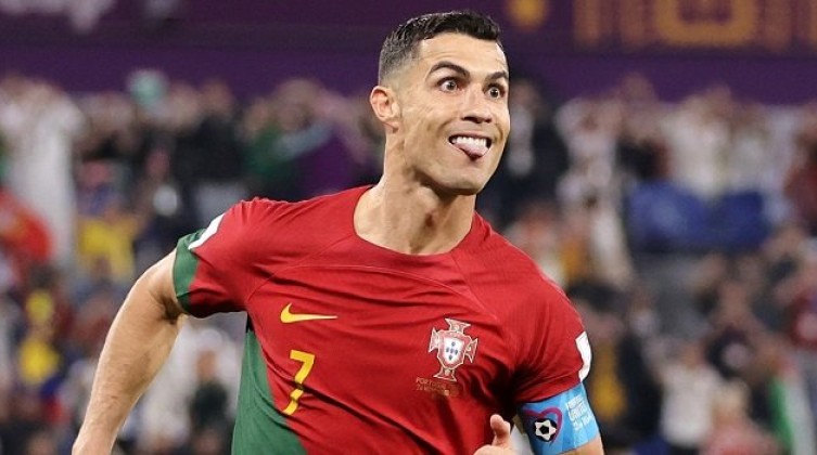 رسميا.. كريستيانو رونالدو يوافق على الانتقال إلى النصر السعودي