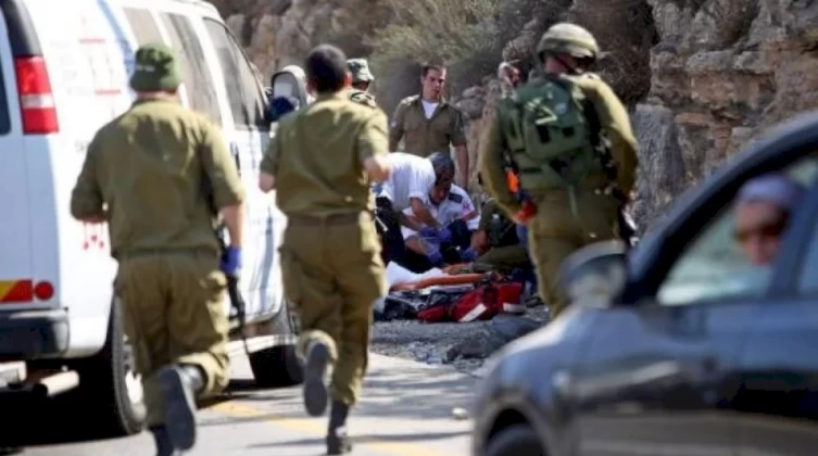 جندي إسرائيلي يقتل مستوطنا للاشتباه بأنه فلسطيني حاول طعنه !