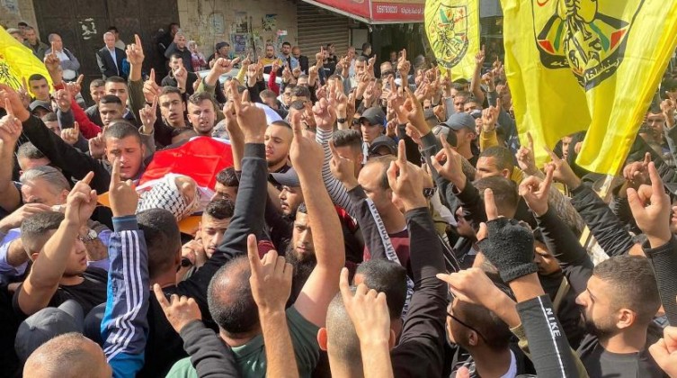 بالصور: تشيع جثمان الشهيد السعدي إلى مثواه الأخير في مخيم جنين