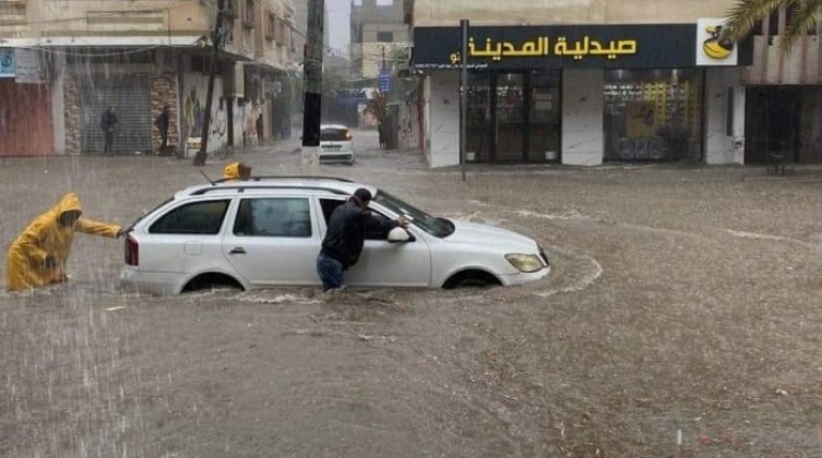 أول منخفض ماطر يغمر شوارع ومنازل قطاع غزة بالسيول