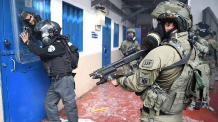 سجانو الاحتلال يعتدون بالضرب العنيف على الأسير "الهريمي" عقب محاكمته