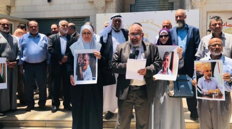 وقفة احتجاجية لنواب التشريعي المقطوعة رواتبهم في الضفة الغربية