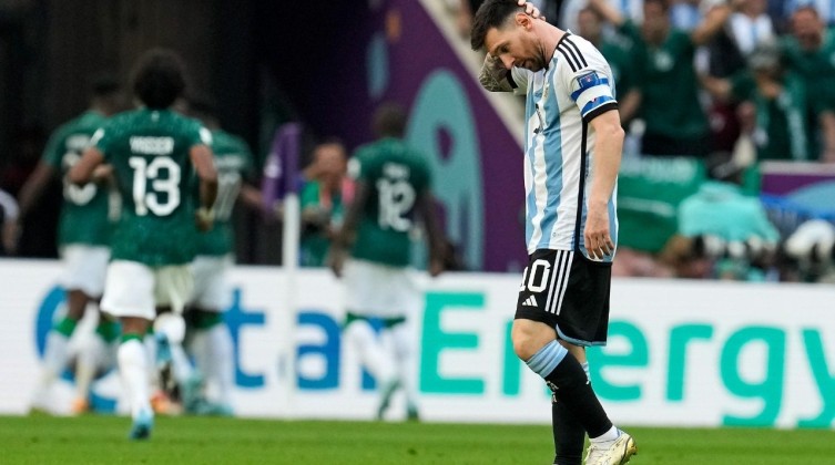 أول تعليق من ميسي عقب الهزيمة المذلة على يد السعودية