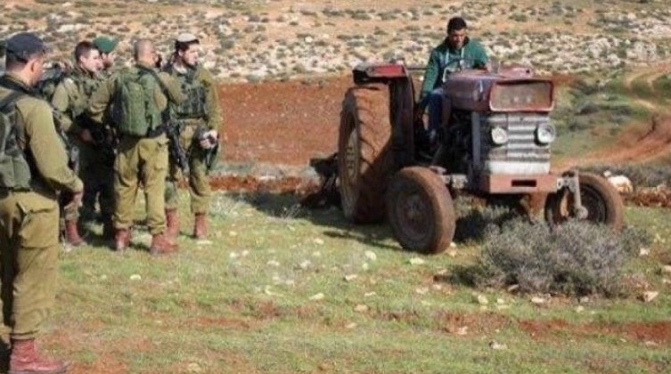 قوات الاحتلال تستولي على مركبة وجرارين بالأغوار الشمالية