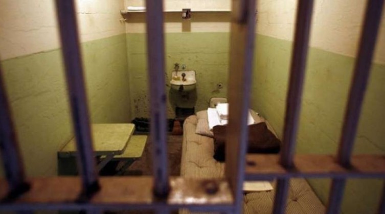 الاحتلال يعزل 40 أسيرًا في ظروف صعبة